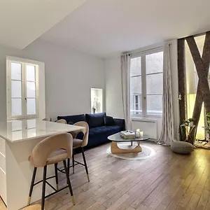 - Louvre & Rivoli , Paris France